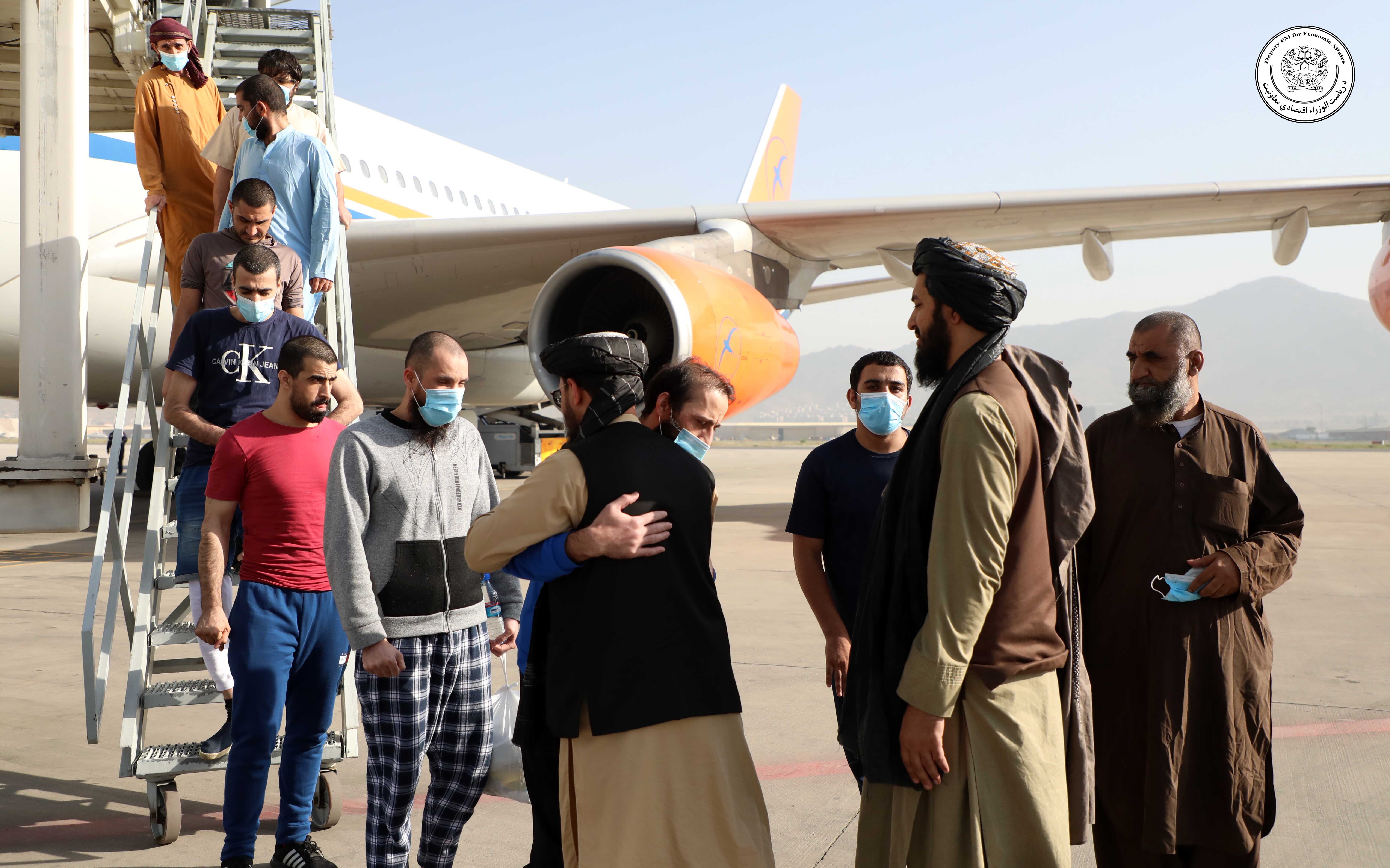 د متحده عربي اماراتو له زندان څخه 12 افغانان آزاد او نن خپل هېواد ته راستانه شول