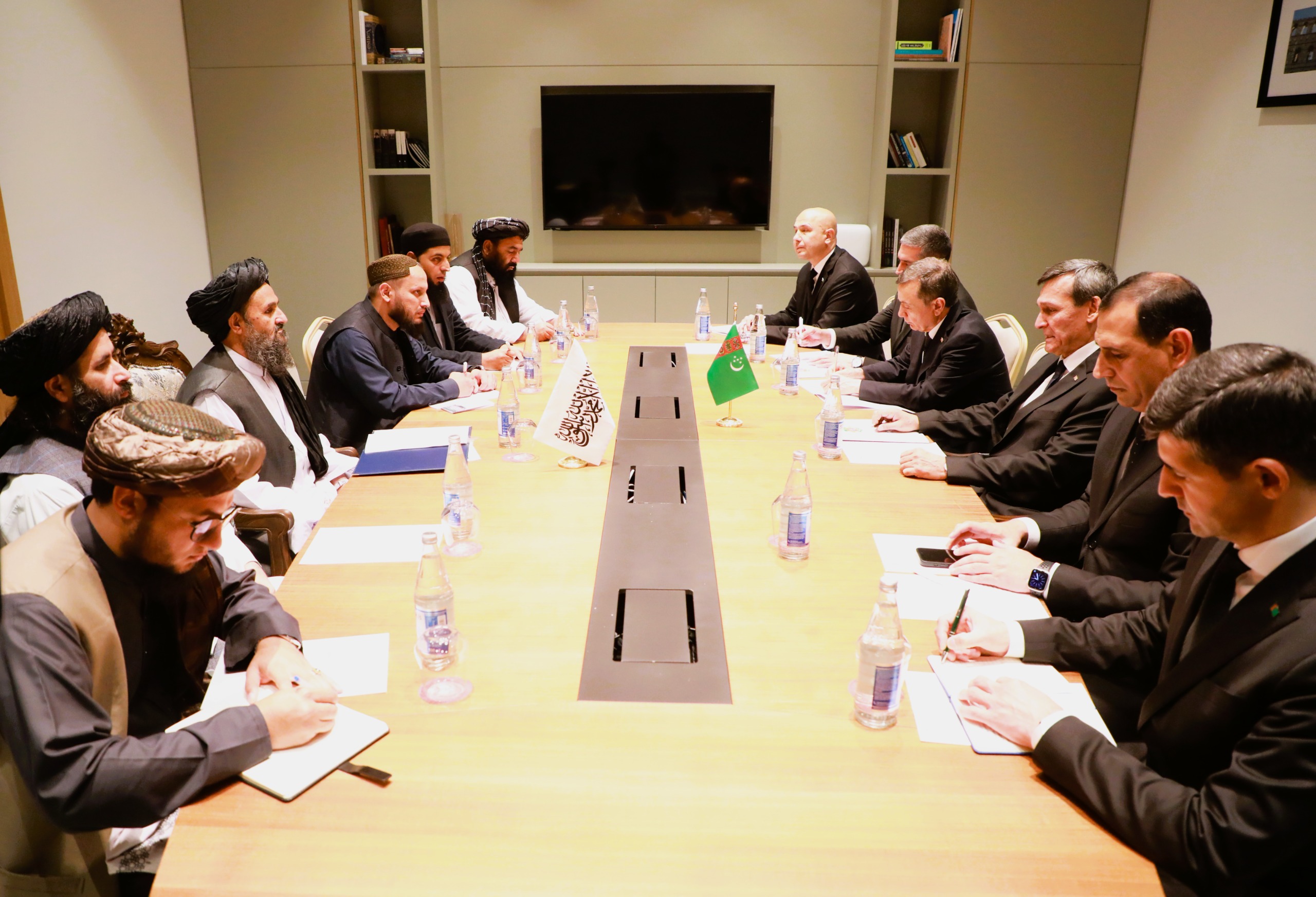 محترم ملا عبدالغني برادر اخوند د ترکمنستان د لومړي وزیر له مرستیال سره وکتل