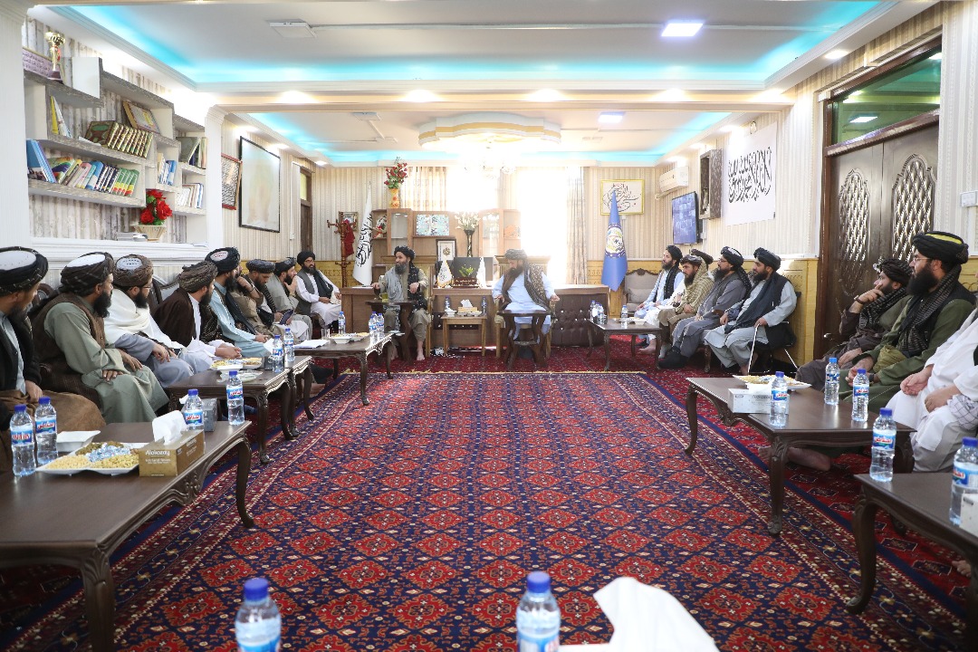 محترم ملا عبدالغني برادر اخوند د سمنګان له والي سره وکتل