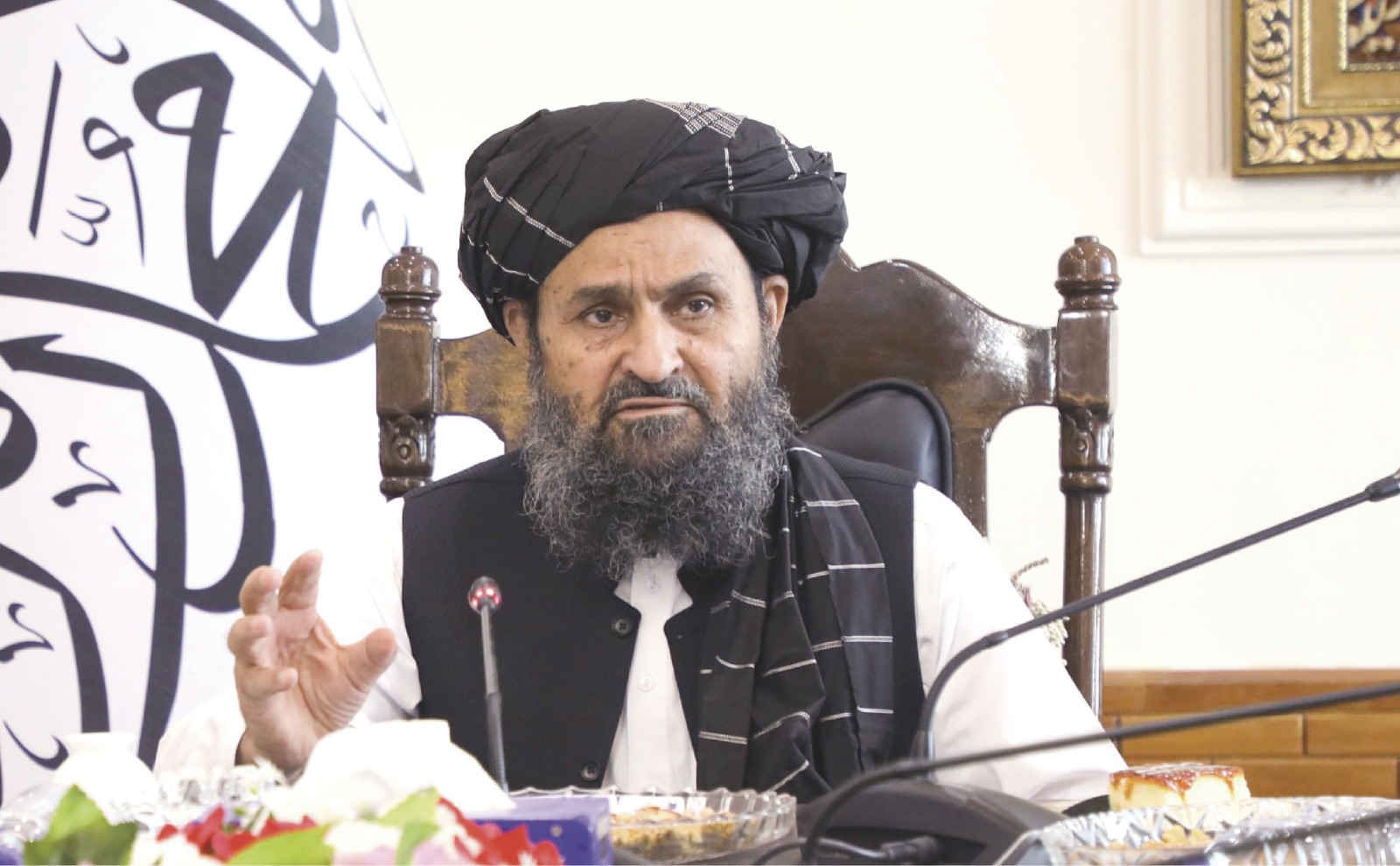 محترم ملا عبدالغني برادر اخوند د بلخ ولایت د زلزله ځپلو ستونزو ته د رسېدنې کمېسیون له مسوولینو سره وکتل