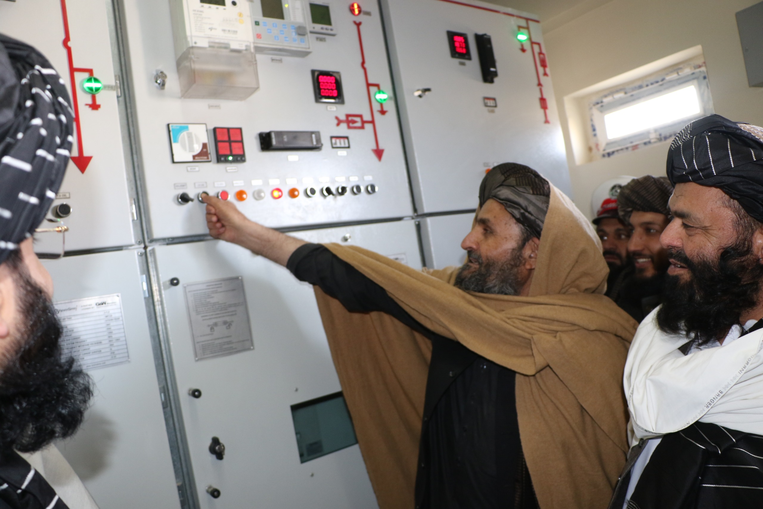 معاون اقتصادی ریاست الوزراء چهار سب استیشن را در ولایت هرات به بهره برداری سپرد