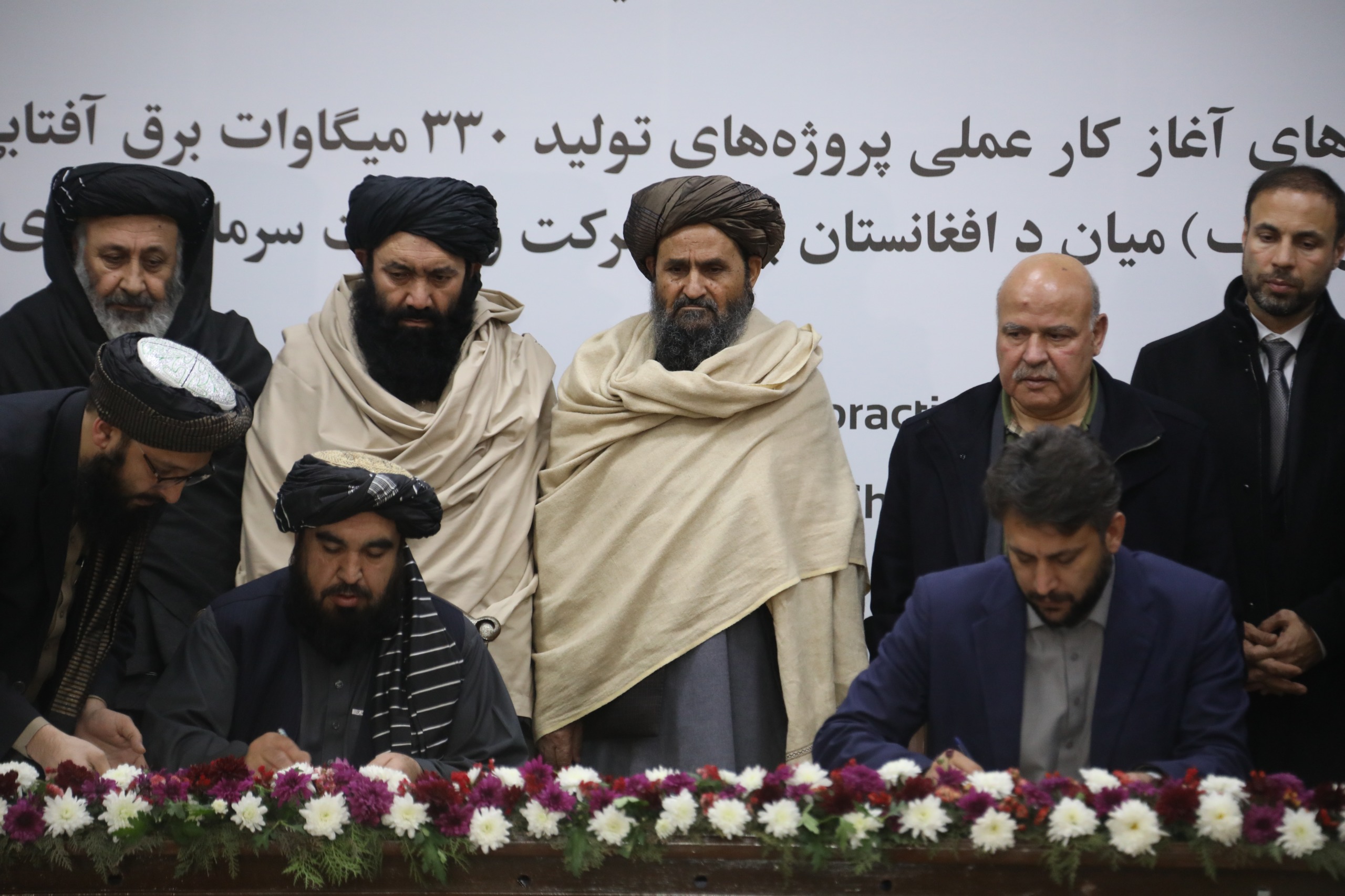 د افغانستان برېښنا شرکت او عزیزي انرژۍ پانګونې شرکت ترمنځ د برېښنا تولید د پنځو مهمو پروژو د عملي چارو د پيل تړونونه لاسلیک شول