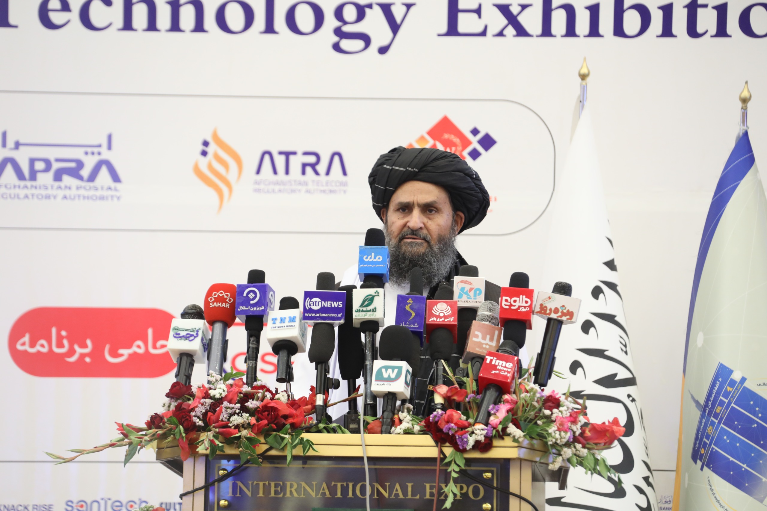 محترم ملا عبدالغني برادر اخوند د مخابراتو او معلوماتي ټیکنالوژۍ د نندارتون پرانیسته وکړه